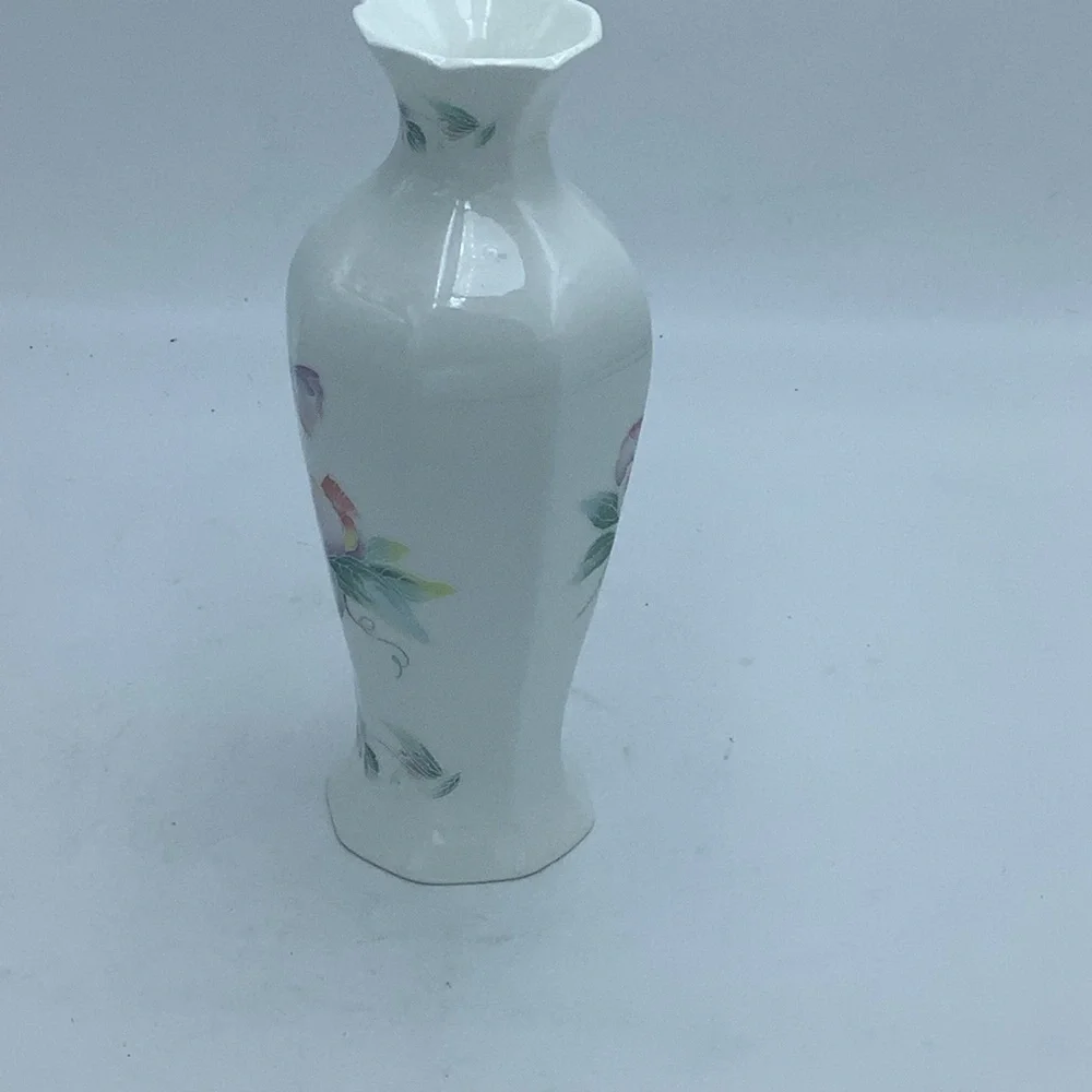 Aynsley English Bone China Little Sweetheart Vase